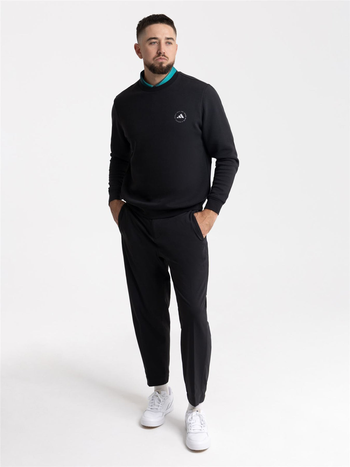 Core Rundhals-Sweatshirt mit normaler Passform, Schwarz – SS24