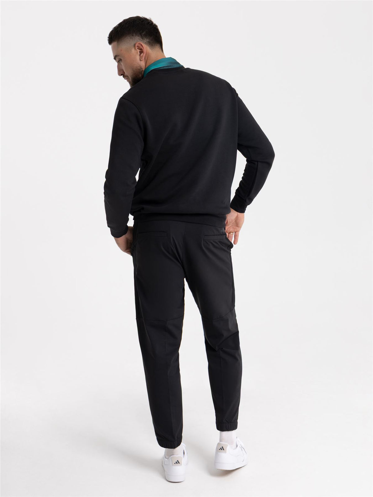Core Rundhals-Sweatshirt mit normaler Passform, Schwarz – SS24