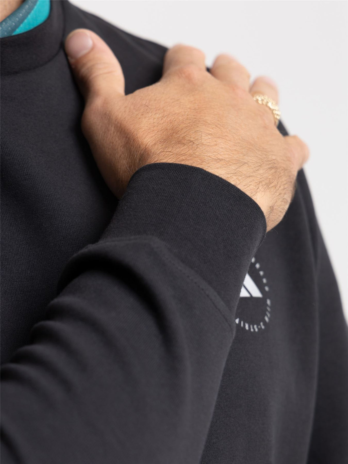 Core Rundhals-Sweatshirt mit normaler Passform, Schwarz – SS24